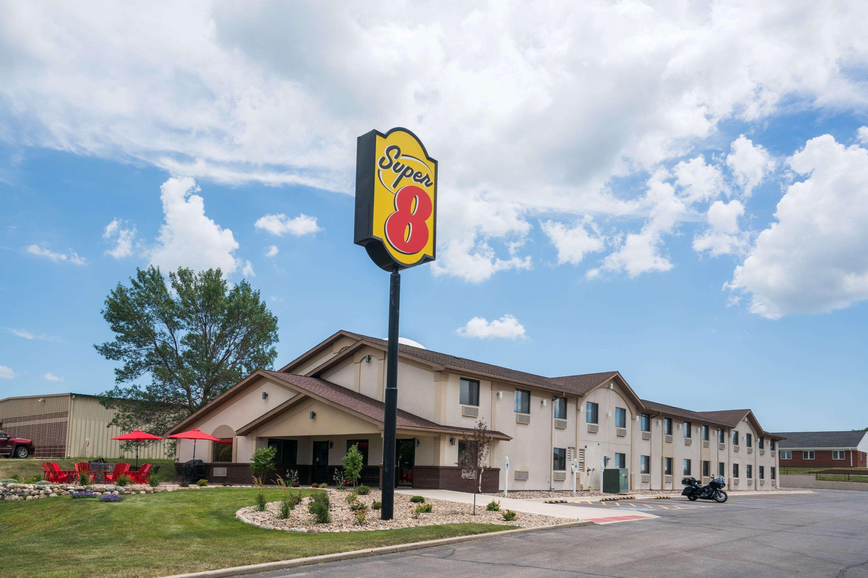 Super 8 by Wyndham Spirit Lake/Okoboji Bagian luar foto