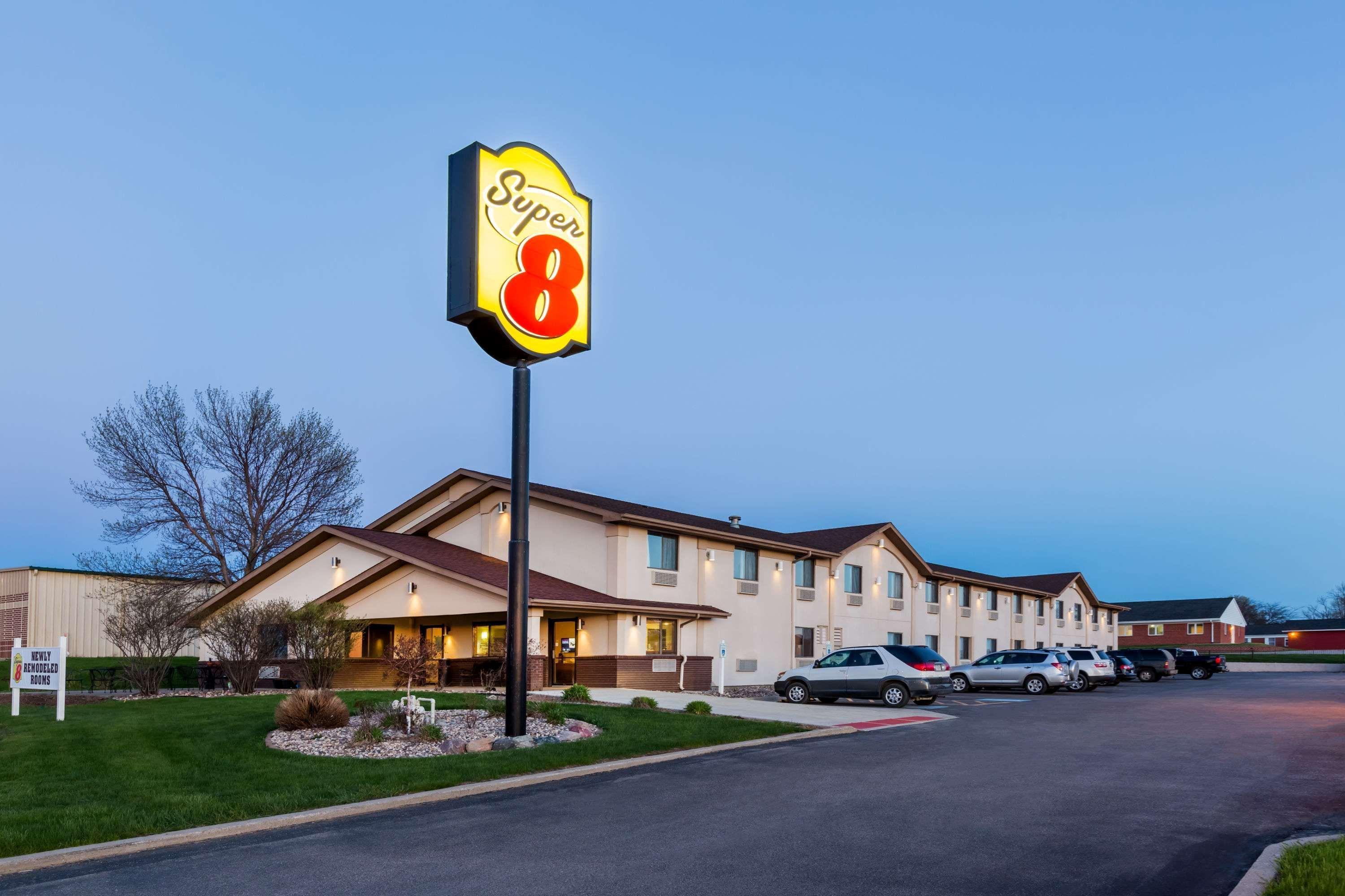 Super 8 by Wyndham Spirit Lake/Okoboji Bagian luar foto